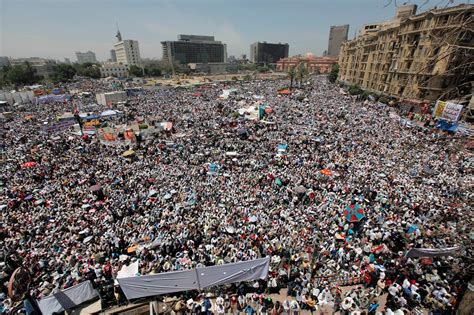  Tahrir-neliön protestit: Egyptin kansallisen heräämisen kiihkeä ja turbulentit myrsky